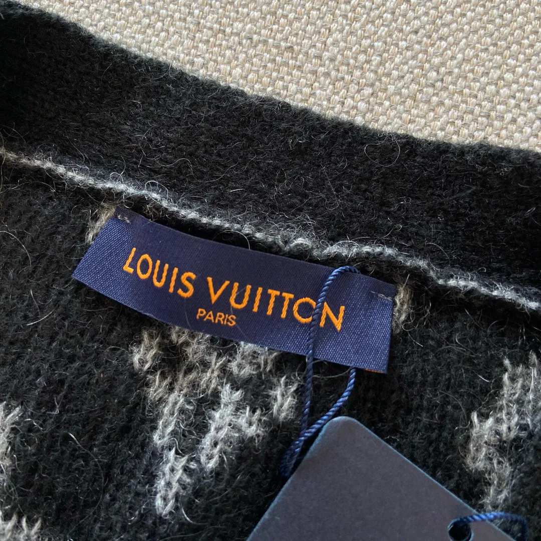 🅿️740 🀄️ Louis Vuitton Louis Vuitton's exclusive version. LV's new cardigan is made of rich and finely milled mohair. It uses elegant tones to highlight the full-length LV Monogram pattern. It is comfortable and warm to wear. It can be paired with simple casual pants or trousers to create a classic look with excellent texture. The same style for men and women. One-to-one sale on the official website